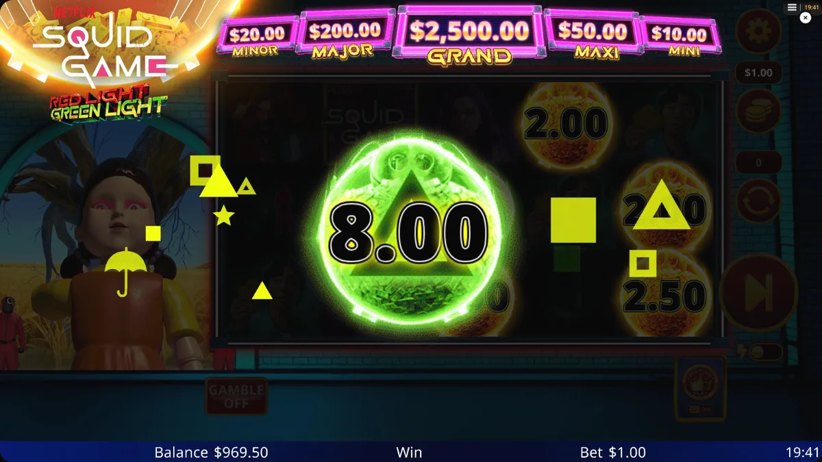 Tampilan visual slot bertema Squid Game dengan simbol Piggy Bank dan latar belakang taman bermain.